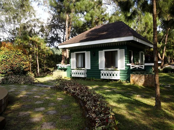 Une maison de repos dans un lotissement résidentiel . — Photo