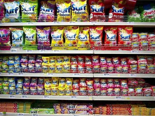 Saponi detergenti per bucato e altri prodotti per il lavaggio dei tessuti esposti in un negozio di alimentari pronto per essere ritirato dai clienti . — Foto Stock
