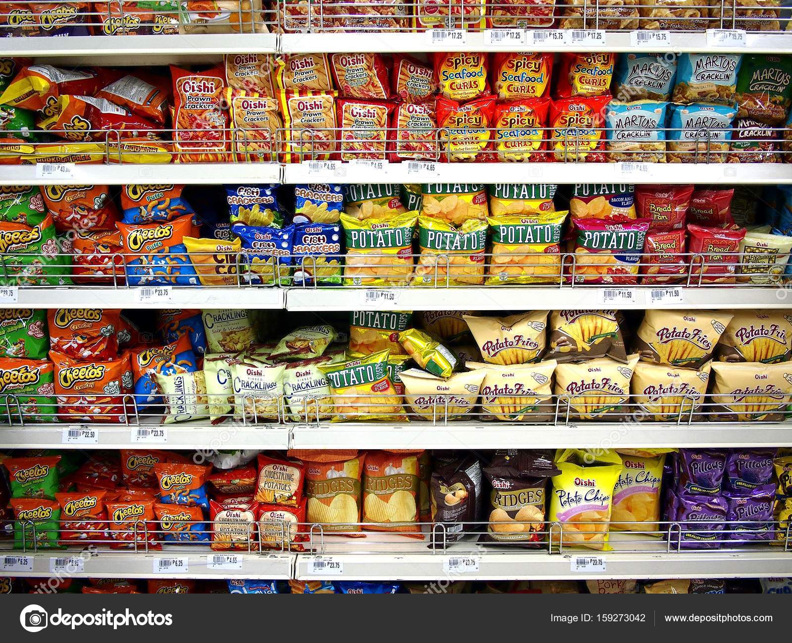 geweld progressief Petulance Chips and other junk foods on display at a grocery store ready to be picked  up by customers. – Stock Editorial Photo © junpinzon #159273042