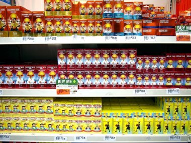 Vitaminler ve besin takviyeleri müşteriler tarafından alınmayı hazır bir bakkal ekranda