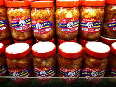 Popüler Kore yemeği kavanoz hazır müşteriler tarafından aldı bir bakkal ekranda Kimchi denilen.