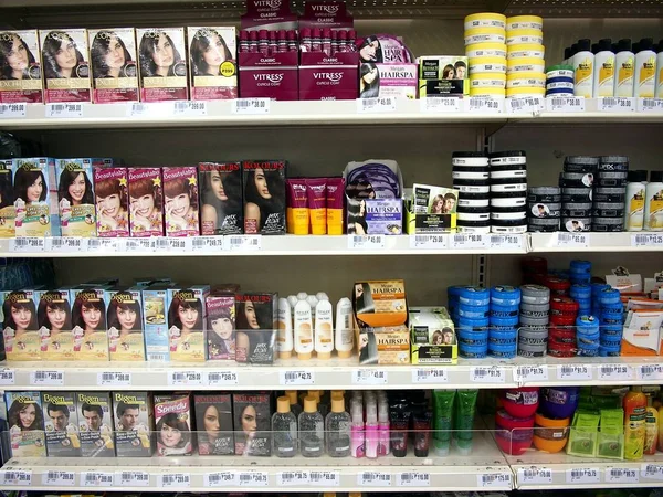 Продукты по уходу за волосами на выставке в продуктовом магазине готовы быть подобраны клиентами . — стоковое фото