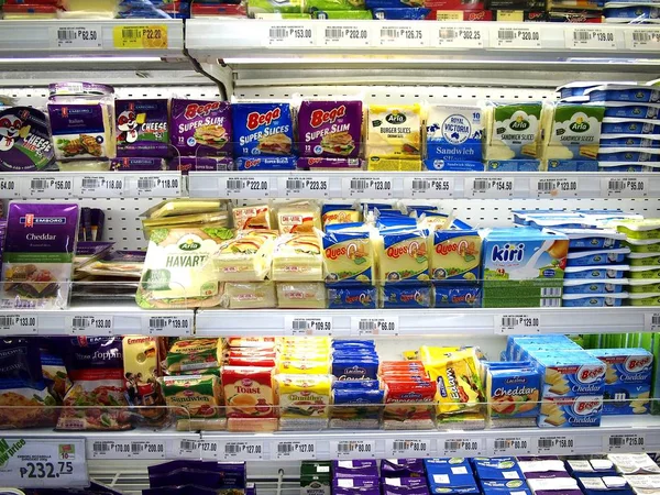 种类繁多的奶酪产品陈列在一家杂货店准备捡起深受客户的好评 — 图库照片