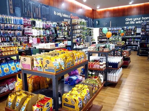 Çok çeşitli ev ürünleri'ndeki bir ev mağazasında müşteriler tarafından aldı hazır.