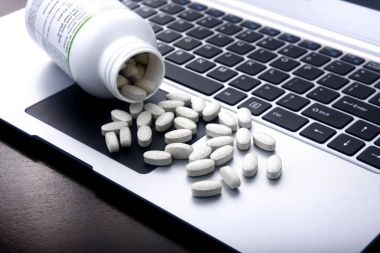 Bir dizüstü bilgisayarda tıp Tablet.