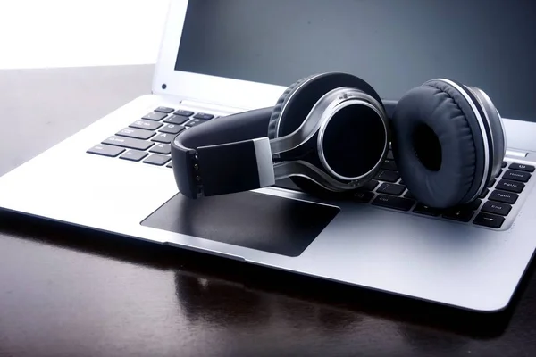 Headphones on a laptop computer. — Stock Photo, Image