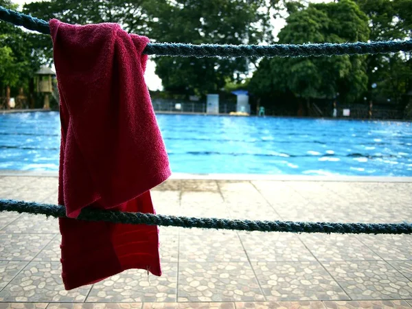 Handduk och en pool — Stockfoto