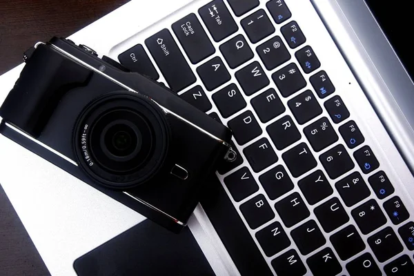 Câmera em um computador portátil . — Fotografia de Stock