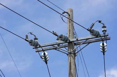 Güç hatları beton kutup