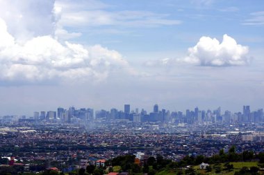 Ticari ve konut binaları ve kasabaları işyerlerinde Cainta, Taytay, Pasig, Makati ve Antipolo dağlık şehirden görüldüğü gibi Gaziantep hava bir görünümü.