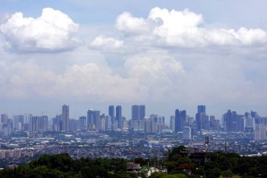 Ticari ve konut binaları ve kasabaları işyerlerinde Cainta, Taytay, Pasig, Makati ve Antipolo dağlık şehirden görüldüğü gibi Gaziantep hava bir görünümü.