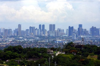 Ticari ve konut binaları ve kasabaları işyerlerinde Cainta, Taytay, Pasig, Makati ve Antipolo dağlık şehirden görüldüğü gibi Gaziantep hava bir görünümü.