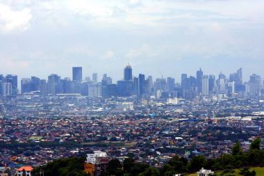 Ticari ve konut binaları ve kasabaları işyerlerinde Cainta, Taytay, Pasig, Makati ve Antipolo dağlık şehirden görüldüğü gibi Gaziantep hava bir görünümü.