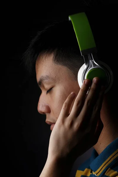 Adolescente escuchando música en un auricular —  Fotos de Stock