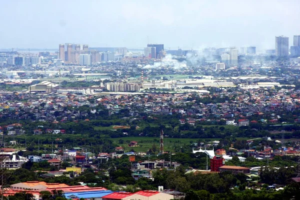 Widok z lotu ptaka budynków komercyjnych i mieszkaniowych i zakładów w miastach Cainta, Taytay, Pasig, Makati i Taguig widziany od górzystego miasta Antipolo. — Zdjęcie stockowe