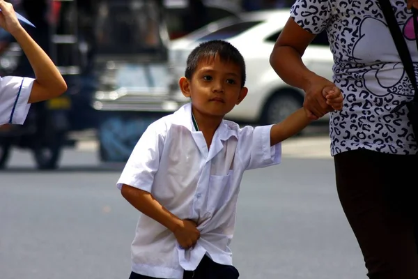 Un joven estudiante camina con su madre yendo a la escuela . — Foto de Stock