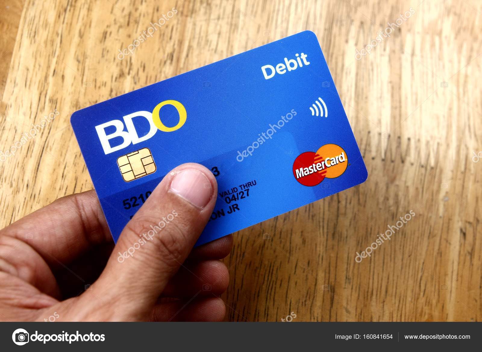 손을은 Bdo 직불 마스터 카드를 보유 하. — 스톡 에디토리얼 사진 © junpinzon #160841654