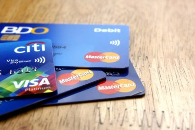 Mastercard ve Visa kredi kartları bir sürü ahşap bir masaya yaymak