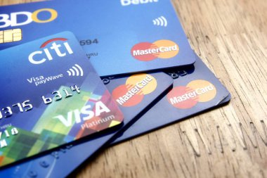 Mastercard ve Visa kredi kartları bir sürü ahşap bir masaya yaymak