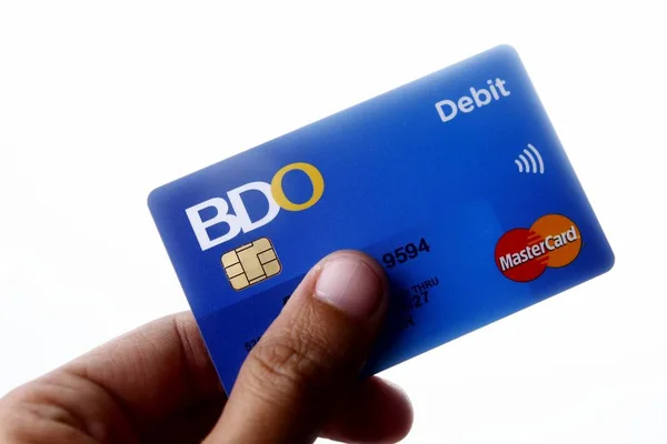 En hand håller en Bdo bankkort Mastercard. — Stockfoto