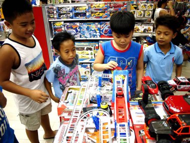 Taytay City, Filipinler Sm City alışveriş merkezinde bir oyuncak Dükkanı oyuncaklar ile çocuk oyun.