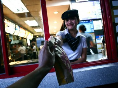 Bir fast food zinciri işçi bir müşteri bir bağışı satın alınan ürün verir.
