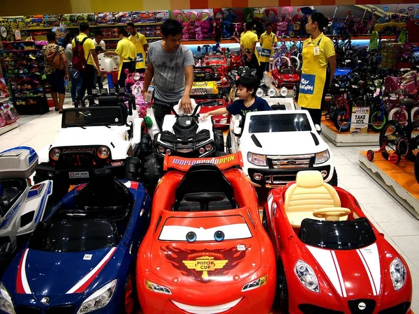 Bir baba ve onun çocuk oyuncak arabalar bir oyuncak mağazası doğrulandı. — Stok fotoğraf