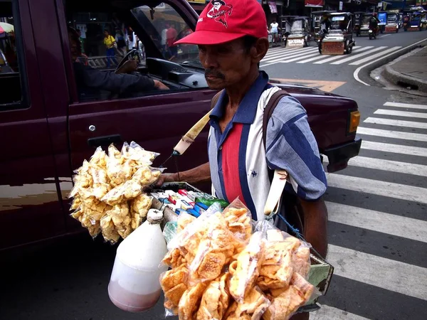 Un hombre vende cigarrillos, dulces y aperitivos a lo largo de una calle de la ciudad de Antipolo . — Foto de Stock