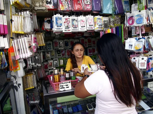 Женщина продает широкий спектр смартфонов и аксессуаров в своем магазине . — стоковое фото