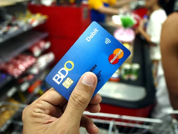 En kund använder Bdo bankkort för att betala för matvaror. — Stockfoto
