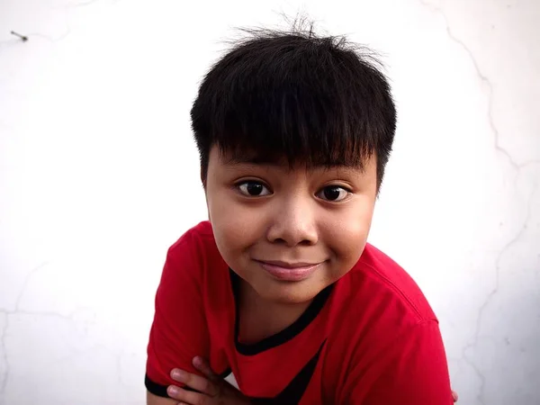 Unga asiatiska pojke som bär en röd tröja — Stockfoto