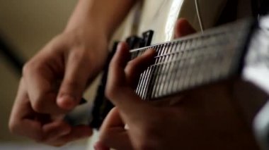 Eller bir elektro gitar çalmak