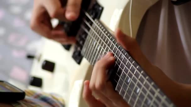 Mani che suonano una chitarra elettrica — Video Stock