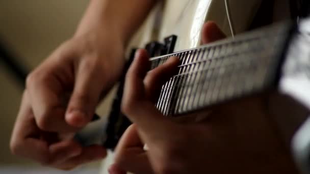 Mãos tocando uma guitarra elétrica — Vídeo de Stock