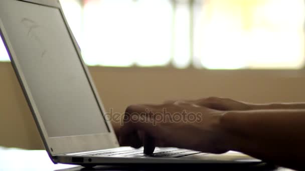 Mãos digitando em um teclado de computador portátil — Vídeo de Stock