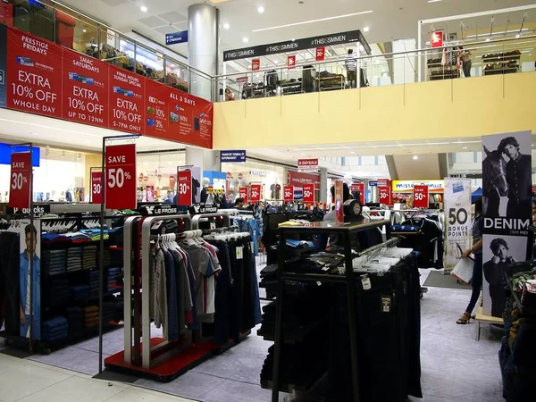 Παντελόνια και άλλα είδη ένδυσης για πώληση μέσα το Sm City Masinag. — Φωτογραφία Αρχείου