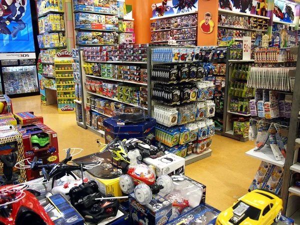 Zabawki i inne rzeczy grać na sprzedaż wewnątrz Sm City Masinag. — Zdjęcie stockowe