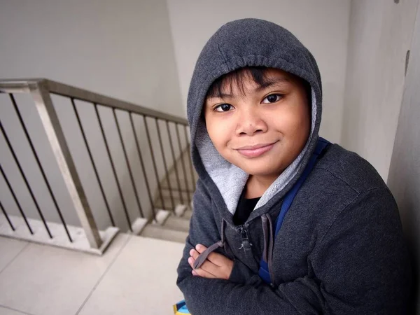 Niño usando una chaqueta con capucha —  Fotos de Stock