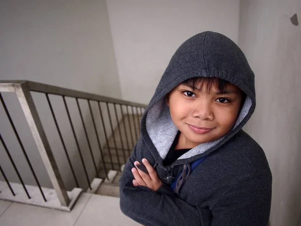 Ung pojke bär en hoodie jacka — Stockfoto