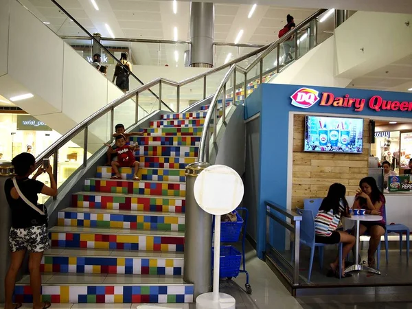 Áruházak, üzletek, kávézók és éttermek belül a Sm Kelet Ortigas Mall. — Stock Fotó