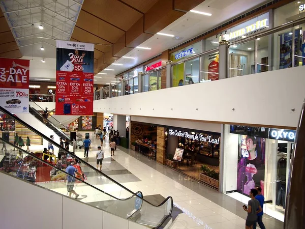 Magasins, boutiques, cafés et restaurants dans le centre commercial SM East Ortigas . — Photo