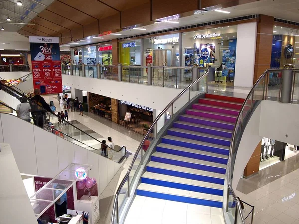 Lojas, lojas, cafés e restaurantes dentro do Centro Comercial SM East Ortigas . — Fotografia de Stock