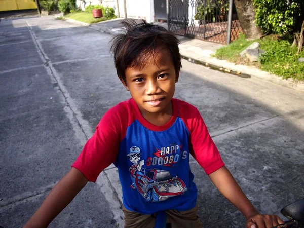 Genç bir Filipino çocuk pozlar ve gülümsüyor kamera için. — Stok fotoğraf