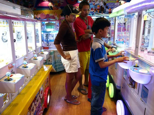 Customers enjoy the different attractions inside an amusement arcade. — Stock Photo, Image