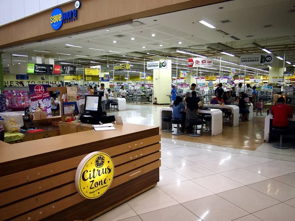 ANGONO, RIZAL, FILIPINAS - 12 DE AGOSTO DE 2017: Tiendas, tiendas, cafeterías y restaurantes dentro del SM East Ortigas Mall . — Foto de Stock