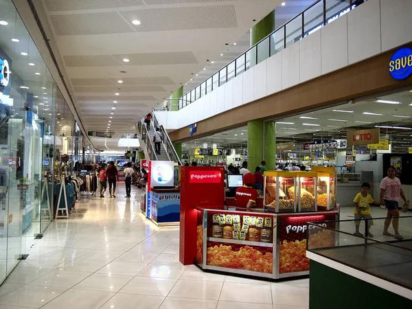 Angono, 리 잘, 필리핀-8 월 12 일, 2017: 상점, 상점, 카페, 레스토랑 Sm 동쪽 Ortigas 쇼핑몰 안에. — 스톡 사진