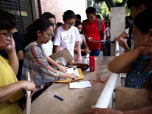 Upcat の州立大学、フィリピンの大学と呼ばれる大学入学試験の願書を提出する学生がラインナップします。. — ストック写真