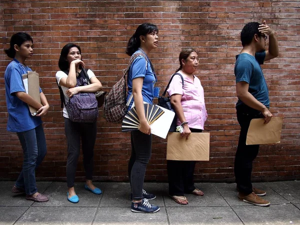 Upcat の州立大学、フィリピンの大学と呼ばれる大学入学試験の願書を提出する学生がラインナップします。. — ストック写真