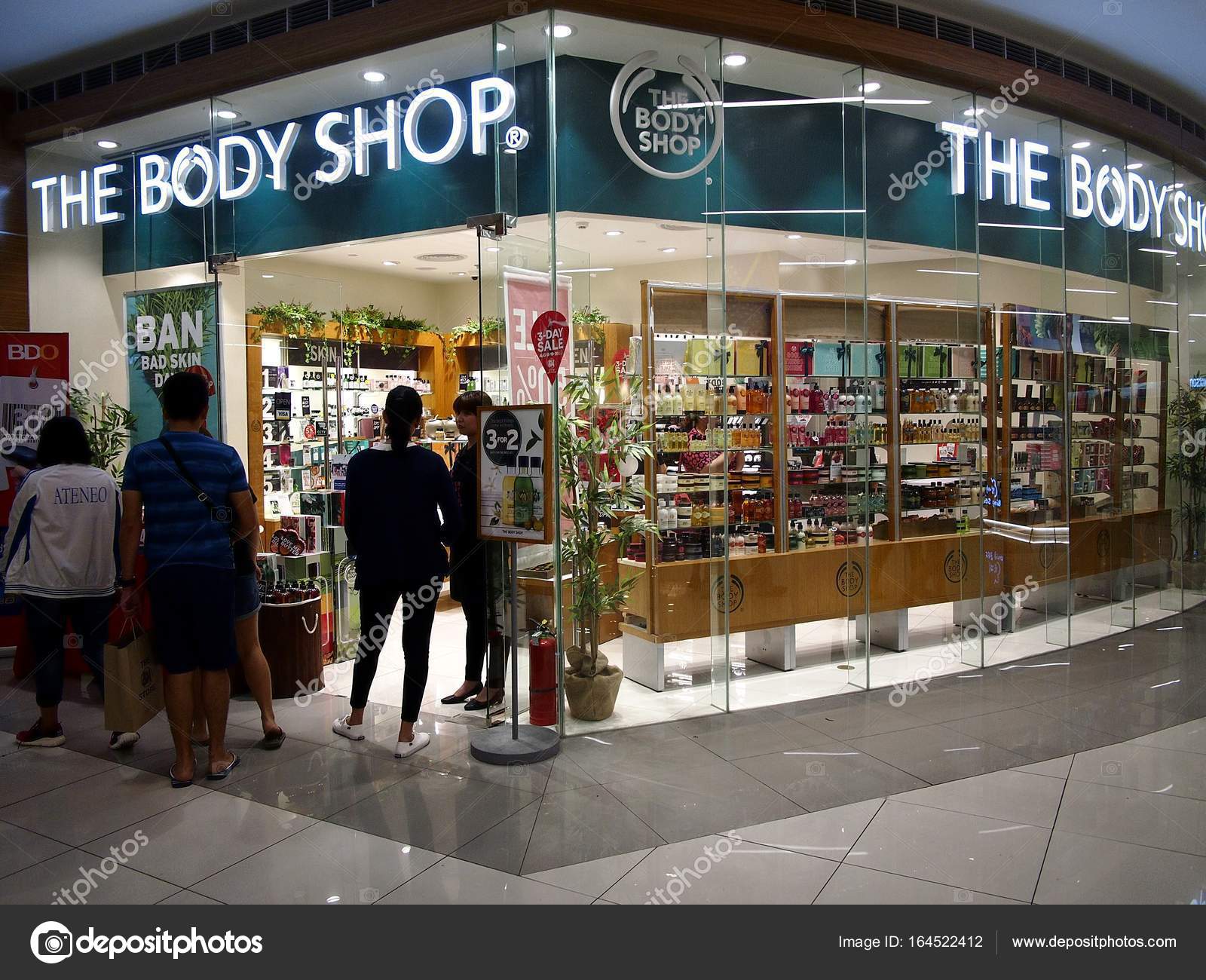 enter a health and wellness store in a mall. – Stock Photo © junpinzon #164522412