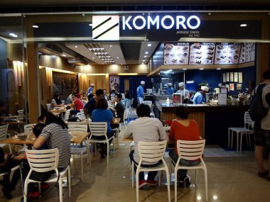 Müşteriler Sm Megamall Mandaluyong City, Filipinler içinde Japon bir restoranda yemek.